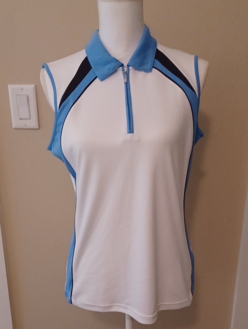 Women's Izod Sleeveless Colorblock Golf Polo.